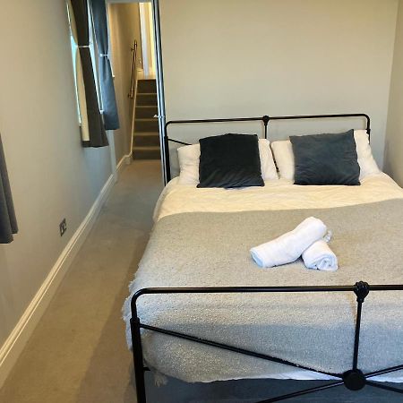 דירות לונדון Splendid 2 Bed Flat With Private Terrace In Wimbledon - 2 The Queens מראה חיצוני תמונה