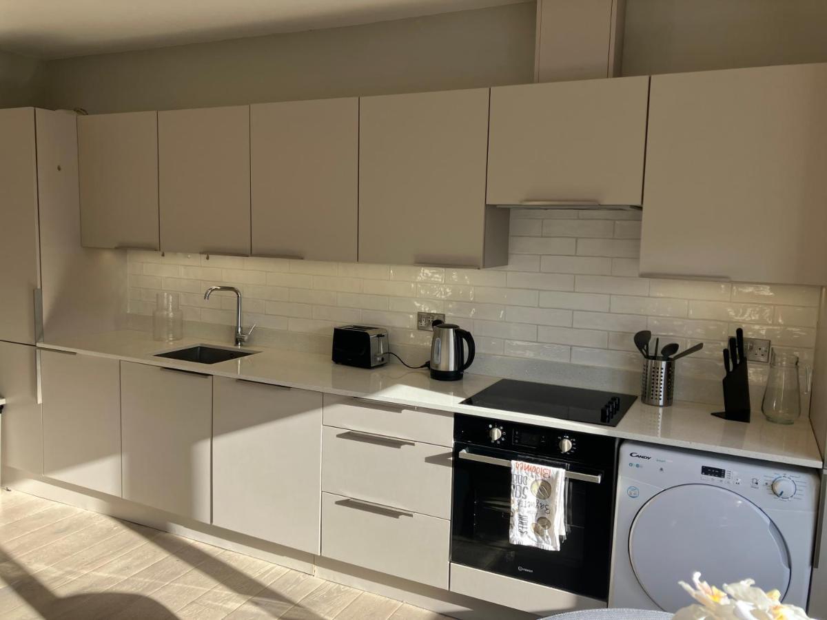 דירות לונדון Splendid 2 Bed Flat With Private Terrace In Wimbledon - 2 The Queens מראה חיצוני תמונה