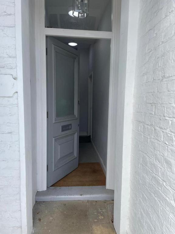 דירות לונדון Splendid 2 Bed Flat With Private Terrace In Wimbledon - 2 The Queens מראה חיצוני תמונה