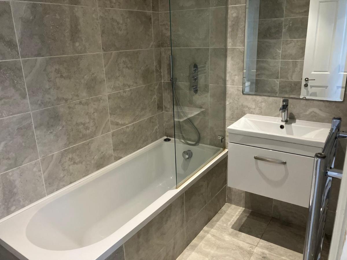 דירות לונדון Splendid 2 Bed Flat With Private Terrace In Wimbledon - 2 The Queens מראה חיצוני תמונה