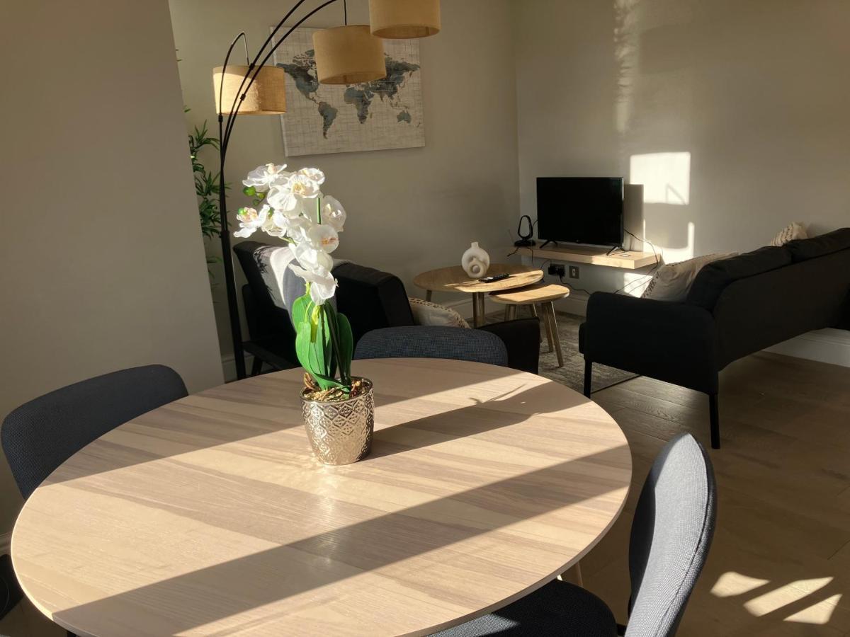 דירות לונדון Splendid 2 Bed Flat With Private Terrace In Wimbledon - 2 The Queens מראה חיצוני תמונה