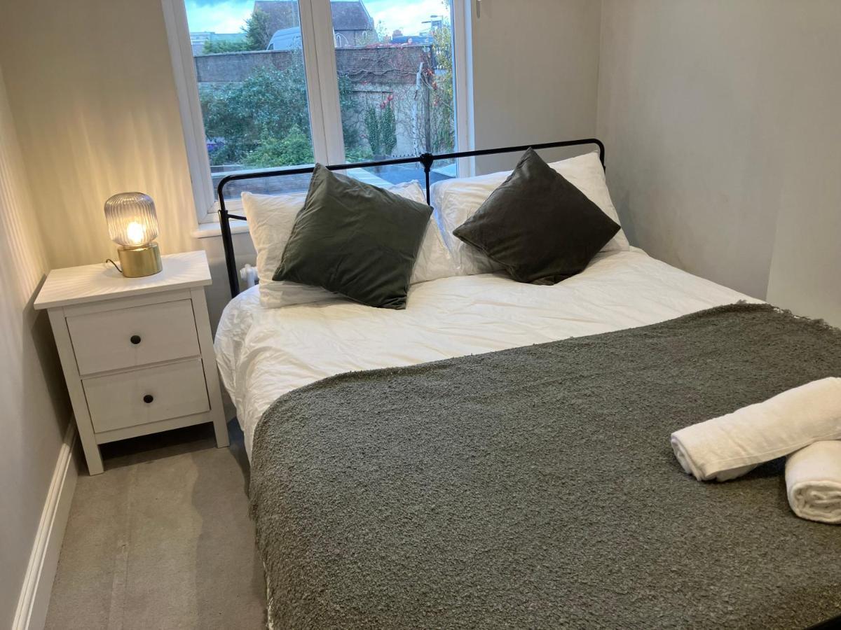 דירות לונדון Splendid 2 Bed Flat With Private Terrace In Wimbledon - 2 The Queens מראה חיצוני תמונה